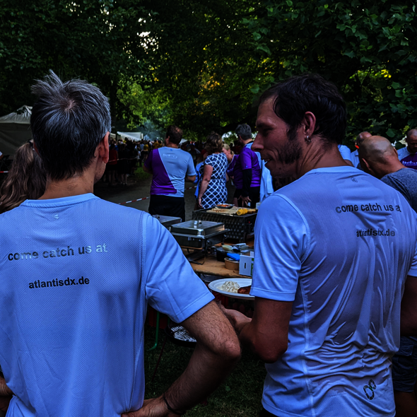 Foto: Zwei atlantis dx Teammitglieder im Hamburger Stadtpark mit Lauf-Shirts.