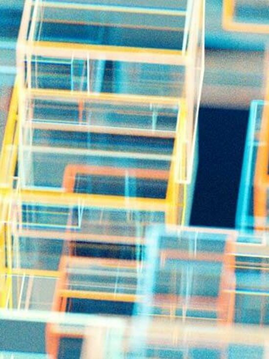 Abstrakt: viele Würfel mit leuchtenden Konturen, 3D-Ansicht von seitlich oben auf dunklem Hintergrund