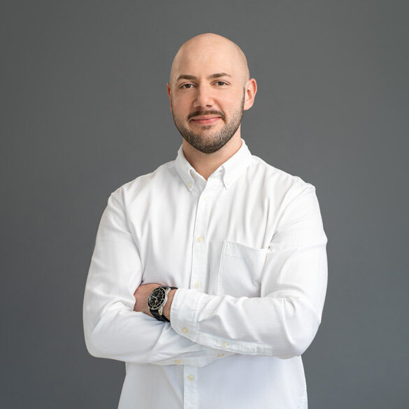atlantis dx - Dario Waechter, Geschäftsleitung | Partner Foto: Frontalaufnahme von Dario Waechter, dunkel Hintergrund