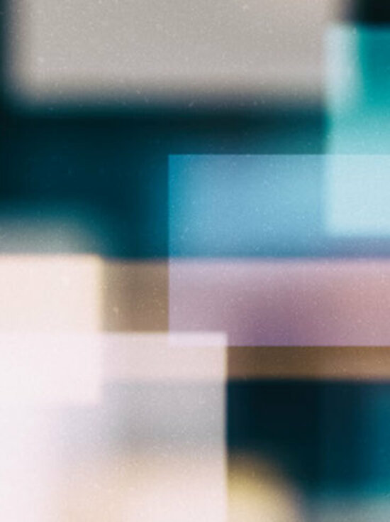 Abstrakt: unscharfe bunte Rechtecke, die sich überschneiden, auf dunklem Hintergrund