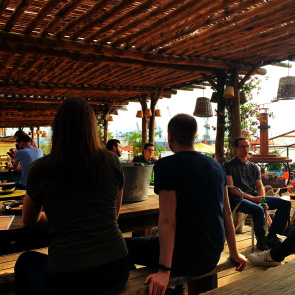 Foto: Mitarbeiter in der Strand Pauli Bar in Hamburg