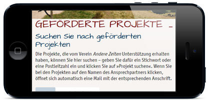 Bildmontage: Handy im Querformat mit geöffneter Website von Andere Zeiten e.V.