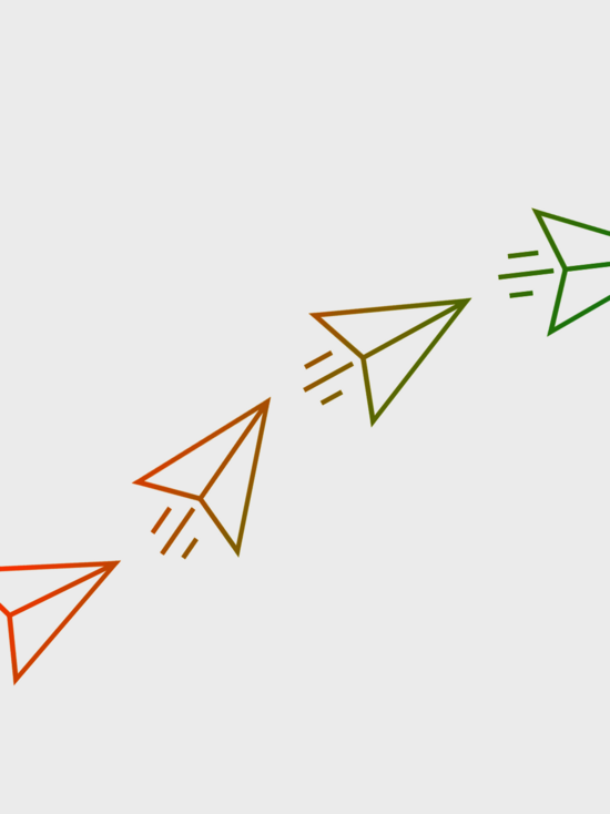 Grafik: Papierflieger aus bunten Linien, fliegen von links unten nach rechts oben, hellgrauer Hintergrund