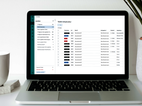 Laptop mit offenem Fenster von einem Ticketsystem