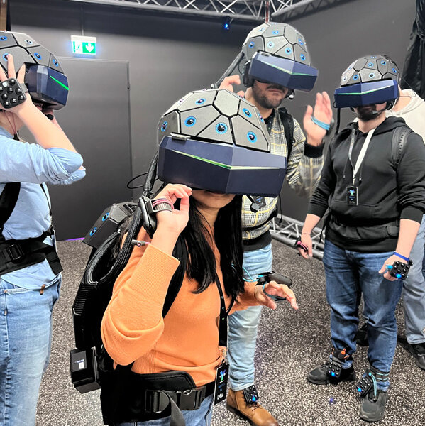 Foto: 4 Mitarbeiter mit VR-Brillen gucken in die Kamera