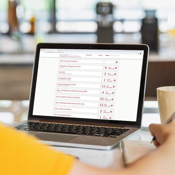 Foto: Blick über Schulter eines Studierenden auf den Laptop mit geöffneter Listenansicht der verfügbaren Fälle im Fallbuch, Student macht sich Notizen
