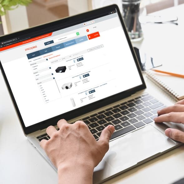 Laptop mit geöffnetem Online-Shop