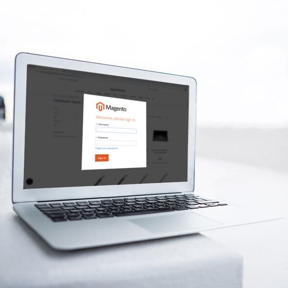Laptop mit geöffneter Login-Maske für Magento