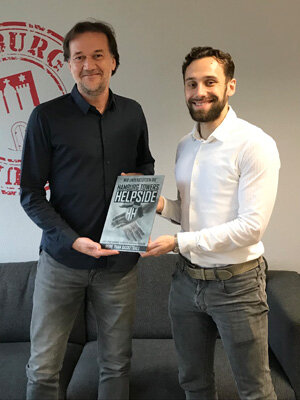 Foto: Michael Märtin wird das Helpside Zertifikat überreicht