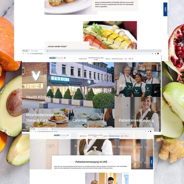 Montage: Screenshots einer Website auf einem Foto mit Obst