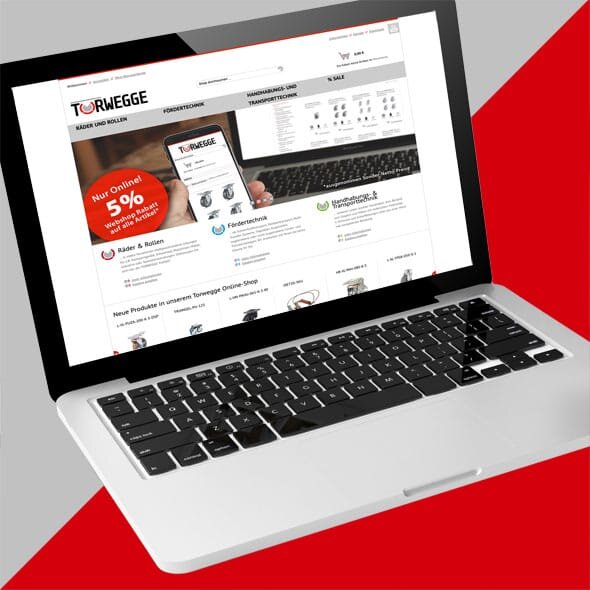 Frontalansicht Monitor mit geöffnetem Online-Shop auf grau-rotem Hintergrund