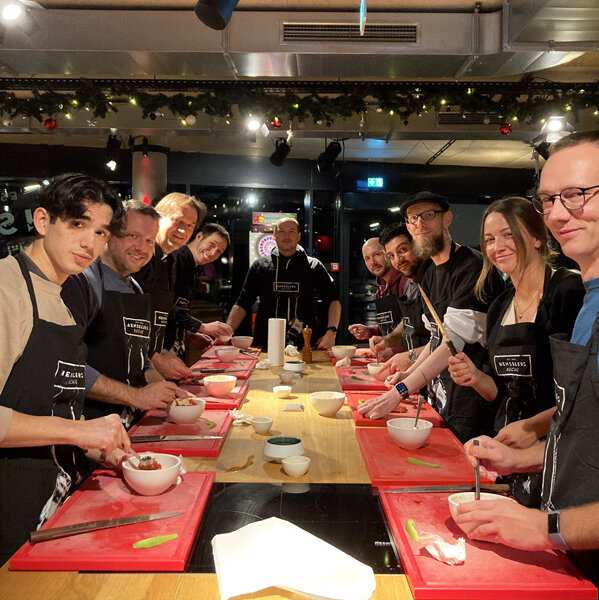 Foto: Team von atlantis dx beim kochen in Hensslers Küche