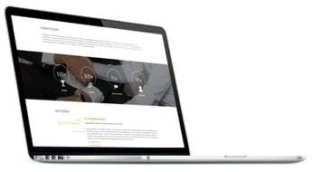Project Partners Management GmbH - Relaunch der Corporate Website auf Basis von TYPO3 Laptop mit geöffneter Website