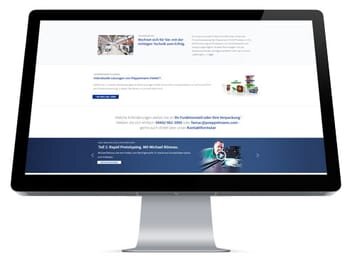 Pöppelmann GmbH & Co. KG - Relaunch der Corporate Website auf Basis von TYPO3 Frontalansicht Monitor mit geöffneter Website