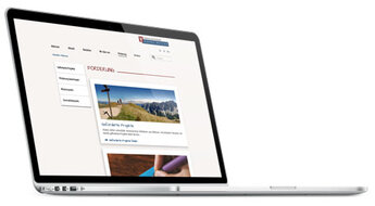 atlantis dx - Andere Zeiten e.V.: Relaunch der TYPO3-Website Bildmontage: halbseitliche Ansicht eines Laptops mit geöffneter Website von Andere Zeiten e.V.