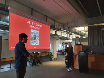 atlantis dx - Smart Datalytics 2019 Foto: Präsentation mit zwei Personen und einer Folie im Hintergrund