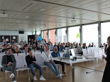 atlantis dx - SEO Vortrag Foto: Ein Publikum hört einer Präsentation in einem modernen Raum zu