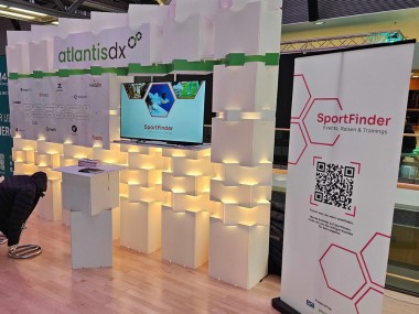 atlantis dx - SPORT MARKE MEDIEN 2024 Foto: Messestand mit mehreren Displays mit Informationen zu atlantis dx und SportFinder