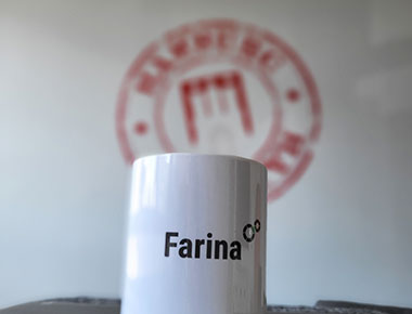 atlantis dx - Studium Farina Foto: Eine Tasse mit dem Schriftzug 'Farina' vor einem Hintergrund