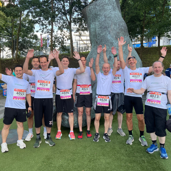Foto: 5 Teammitglieder mit Medaille von atlantis dx beim Hamburg Triathlon