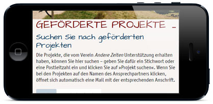 atlantis dx - Andere Zeiten e.V.: Relaunch der TYPO3-Website Bildmontage: Handy im Querformat mit geöffneter Website von Andere Zeiten e.V.