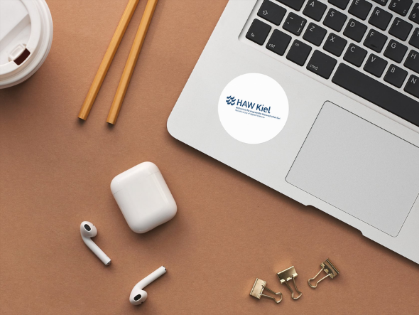 Mockup von Laptop mit HAW Aufkleber