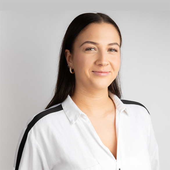 atlantis dx - Isabell Eine Person mit dunklem Haar trägt ein weißes Hemd und lächelt