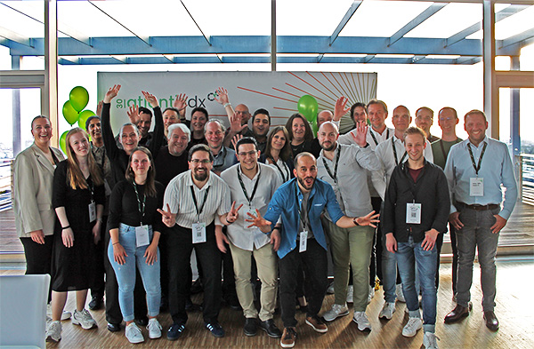 atlantis dx - Team Gruppenbild von Personen in feierlicher Stimmung