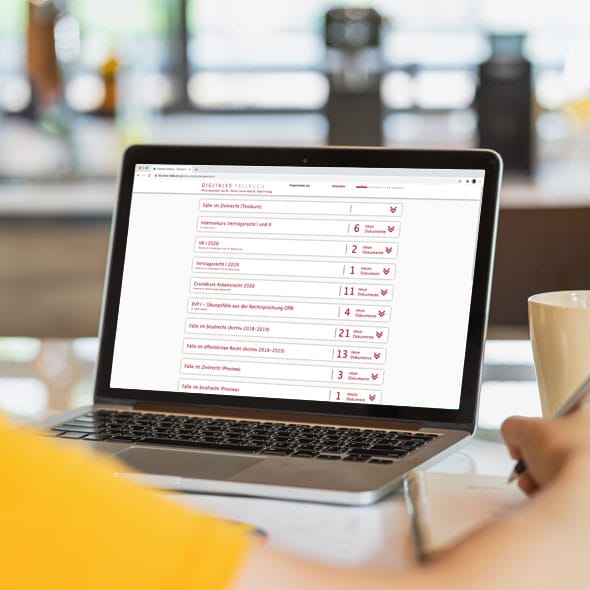 Foto: Blick über Schulter eines Studierenden auf den Laptop mit geöffneter Listenansicht der verfügbaren Fälle im Fallbuch, Student macht sich Notizen