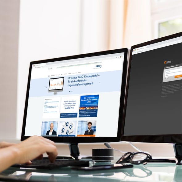 Zwei Monitore nebeneinander mit geöffneter Website und Login-Maske TYPO3
